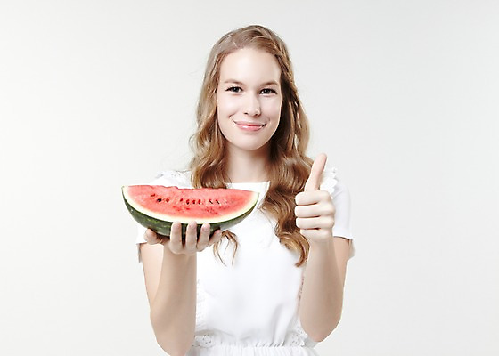 포토 JPG 스튜디오촬영 서양인 외국인 백인 해외기획촬영 긴머리 웰빙 여자 2013년태국 과일 모션 자연 여름음식 수박 실내 한명 서기 미소 들기 사람 손짓 상반신 20대 성인 앞모습 캐주얼 엄지손가락 최고 여자만 여자한명만 성인여자만 청년만 청년여자만 성인한명만 청년여자한명만 성인여자한명만 성인만 제철음식 제철과일 국내포토 1 헤어스타일 옷 음식 뷰포인트 손가락 표정 인종 청년 내부 생태계 제철 파일형식 여름_계절