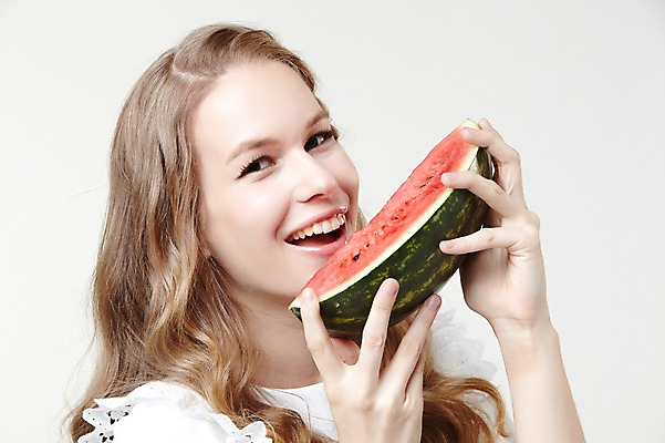 포토 JPG 스튜디오촬영 서양인 외국인 백인 해외기획촬영 긴머리 웰빙 여자 2013년태국 과일 모션 자연 여름음식 수박 실내 한명 서기 미소 들기 사람 상반신 20대 성인 앞모습 캐주얼 먹기 여자만 여자한명만 성인여자만 청년만 청년여자만 성인한명만 청년여자한명만 성인여자한명만 성인만 제철음식 제철과일 국내포토 1 헤어스타일 옷 음식 뷰포인트 표정 인종 청년 내부 생태계 제철 파일형식 여름_계절