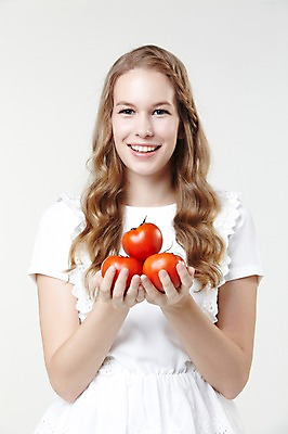 포토 JPG 스튜디오촬영 서양인 외국인 백인 해외기획촬영 긴머리 웰빙 여자 2013년태국 토마토 과일 모션 자연 실내 한명 서기 미소 들기 사람 상반신 20대 성인 앞모습 캐주얼 여자만 여자한명만 성인여자만 청년만 청년여자만 성인한명만 청년여자한명만 성인여자한명만 성인만 국내포토 1 헤어스타일 옷 뷰포인트 채소 표정 인종 청년 내부 생태계 파일형식