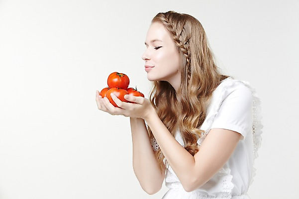 포토 JPG 스튜디오촬영 서양인 외국인 백인 해외기획촬영 긴머리 웰빙 여자 2013년태국 토마토 과일 모션 자연 실내 한명 서기 미소 들기 사람 상반신 20대 성인 앞모습 캐주얼 냄새 여자만 여자한명만 성인여자만 청년만 청년여자만 성인한명만 청년여자한명만 성인여자한명만 성인만 국내포토 1 헤어스타일 옷 뷰포인트 채소 표정 인종 청년 내부 생태계 파일형식