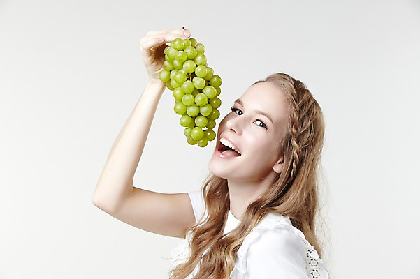 포토 JPG 스튜디오촬영 서양인 외국인 백인 해외기획촬영 긴머리 웰빙 여자 2013년태국 과일 모션 자연 실내 한명 서기 들기 사람 상반신 20대 성인 앞모습 캐주얼 먹기 청포도 여자만 여자한명만 성인여자만 청년만 청년여자만 성인한명만 청년여자한명만 성인여자한명만 성인만 국내포토 1 헤어스타일 옷 뷰포인트 포도 인종 청년 내부 생태계 파일형식