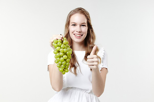 포토 JPG 스튜디오촬영 서양인 외국인 백인 해외기획촬영 긴머리 웰빙 여자 2013년태국 과일 모션 자연 실내 한명 서기 미소 들기 사람 손짓 상반신 20대 성인 앞모습 캐주얼 엄지손가락 최고 청포도 여자만 여자한명만 성인여자만 청년만 청년여자만 성인한명만 청년여자한명만 성인여자한명만 성인만 국내포토 1 헤어스타일 옷 뷰포인트 손가락 포도 표정 인종 청년 내부 생태계 파일형식