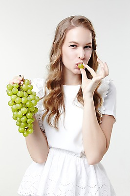 포토 JPG 스튜디오촬영 서양인 외국인 백인 해외기획촬영 긴머리 웰빙 여자 2013년태국 과일 모션 자연 실내 한명 서기 미소 들기 사람 상반신 20대 성인 앞모습 캐주얼 먹기 청포도 여자만 여자한명만 성인여자만 청년만 청년여자만 성인한명만 청년여자한명만 성인여자한명만 성인만 국내포토 1 헤어스타일 옷 뷰포인트 포도 표정 인종 청년 내부 생태계 파일형식