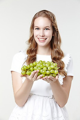 포토 JPG 스튜디오촬영 서양인 외국인 백인 해외기획촬영 긴머리 웰빙 여자 2013년태국 과일 모션 자연 실내 한명 서기 미소 들기 사람 상반신 20대 성인 앞모습 캐주얼 청포도 여자만 여자한명만 성인여자만 청년만 청년여자만 성인한명만 청년여자한명만 성인여자한명만 성인만 국내포토 1 헤어스타일 옷 뷰포인트 포도 표정 인종 청년 내부 생태계 파일형식