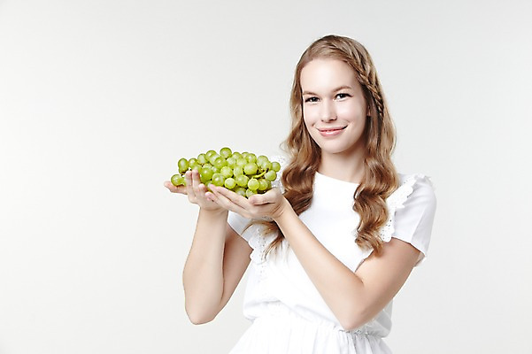 포토 JPG 스튜디오촬영 서양인 외국인 백인 해외기획촬영 긴머리 웰빙 여자 2013년태국 과일 모션 자연 실내 한명 서기 미소 들기 사람 상반신 20대 성인 앞모습 캐주얼 청포도 여자만 여자한명만 성인여자만 청년만 청년여자만 성인한명만 청년여자한명만 성인여자한명만 성인만 국내포토 1 헤어스타일 옷 뷰포인트 포도 표정 인종 청년 내부 생태계 파일형식