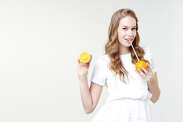 포토 JPG 스튜디오촬영 서양인 외국인 백인 해외기획촬영 긴머리 웰빙 여자 2013년태국 오렌지 과일 모션 자연 실내 빨대 한명 서기 미소 들기 사람 상반신 20대 성인 앞모습 캐주얼 여자만 여자한명만 성인여자만 청년만 청년여자만 성인한명만 청년여자한명만 성인여자한명만 성인만 국내포토 1 헤어스타일 옷 뷰포인트 표정 인종 청년 내부 생태계 파일형식