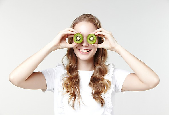 포토 JPG 스튜디오촬영 서양인 외국인 백인 해외기획촬영 긴머리 웰빙 여자 2013년태국 과일 모션 자연 실내 키위 한명 서기 미소 들기 사람 상반신 20대 성인 앞모습 캐주얼 눈가림 여자만 여자한명만 성인여자만 청년만 청년여자만 성인한명만 청년여자한명만 성인여자한명만 성인만 국내포토 1 헤어스타일 옷 뷰포인트 표정 인종 청년 내부 가림 생태계 파일형식