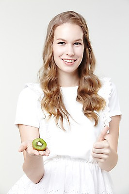 포토 JPG 스튜디오촬영 서양인 외국인 백인 해외기획촬영 긴머리 웰빙 여자 2013년태국 과일 모션 자연 실내 키위 한명 서기 미소 들기 사람 손짓 상반신 20대 성인 앞모습 캐주얼 엄지손가락 최고 여자만 여자한명만 성인여자만 청년만 청년여자만 성인한명만 청년여자한명만 성인여자한명만 성인만 국내포토 1 헤어스타일 옷 뷰포인트 손가락 표정 인종 청년 내부 생태계 파일형식