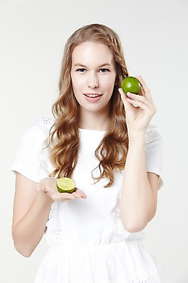 포토 JPG 스튜디오촬영 서양인 외국인 백인 해외기획촬영 긴머리 웰빙 여자 2013년태국 과일 모션 자연 실내 한명 서기 미소 들기 사람 상반신 20대 성인 앞모습 캐주얼 라임 여자만 여자한명만 성인여자만 청년만 청년여자만 성인한명만 청년여자한명만 성인여자한명만 성인만 국내포토 1 헤어스타일 옷 뷰포인트 표정 인종 청년 내부 생태계 파일형식