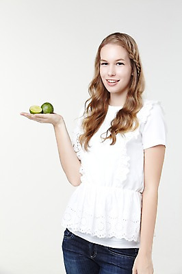 포토 JPG 스튜디오촬영 서양인 외국인 백인 해외기획촬영 긴머리 웰빙 여자 2013년태국 과일 모션 자연 실내 한명 서기 미소 들기 사람 상반신 20대 성인 앞모습 캐주얼 라임 여자만 여자한명만 성인여자만 청년만 청년여자만 성인한명만 청년여자한명만 성인여자한명만 성인만 국내포토 1 헤어스타일 옷 뷰포인트 표정 인종 청년 내부 생태계 파일형식