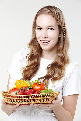 포토 JPG 스튜디오촬영 서양인 외국인 백인 해외기획촬영 긴머리 웰빙 여자 2013년태국 토마토 오렌지 과일 모션 자연 딸기 포도 실내 한명 서기 미소 들기 사람 상반신 20대 성인 앞모습 캐주얼 바구니 사과 과일바구니 여자만 여자한명만 성인여자만 청년만 청년여자만 성인한명만 청년여자한명만 성인여자한명만 성인만 국내포토 1 헤어스타일 옷 뷰포인트 채소 표정 인종 청년 내부 생태계 파일형식
