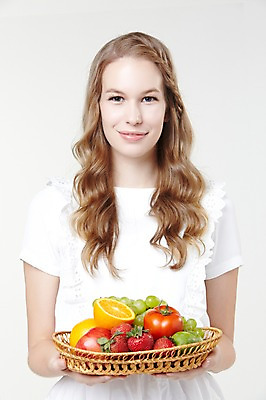 포토 JPG 스튜디오촬영 서양인 외국인 백인 해외기획촬영 긴머리 웰빙 여자 2013년태국 토마토 오렌지 과일 모션 자연 딸기 포도 실내 한명 서기 미소 들기 사람 상반신 20대 성인 앞모습 캐주얼 바구니 사과 과일바구니 여자만 여자한명만 성인여자만 청년만 청년여자만 성인한명만 청년여자한명만 성인여자한명만 성인만 국내포토 1 헤어스타일 옷 뷰포인트 채소 표정 인종 청년 내부 생태계 파일형식