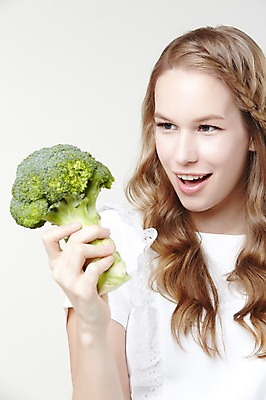 포토 JPG 스튜디오촬영 서양인 외국인 백인 해외기획촬영 긴머리 웰빙 여자 2013년태국 채소 모션 자연 실내 한명 서기 미소 들기 사람 상반신 20대 성인 앞모습 캐주얼 브로콜리 여자만 여자한명만 성인여자만 청년만 청년여자만 성인한명만 청년여자한명만 성인여자한명만 성인만 국내포토 1 헤어스타일 옷 뷰포인트 표정 인종 청년 내부 생태계 파일형식