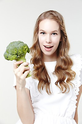 포토 JPG 스튜디오촬영 서양인 외국인 백인 해외기획촬영 긴머리 웰빙 여자 2013년태국 채소 모션 자연 실내 한명 서기 미소 들기 사람 상반신 20대 성인 앞모습 캐주얼 브로콜리 여자만 여자한명만 성인여자만 청년만 청년여자만 성인한명만 청년여자한명만 성인여자한명만 성인만 국내포토 1 헤어스타일 옷 뷰포인트 표정 인종 청년 내부 생태계 파일형식