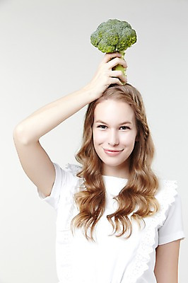 포토 JPG 스튜디오촬영 서양인 외국인 백인 해외기획촬영 긴머리 웰빙 여자 2013년태국 채소 모션 자연 실내 한명 서기 미소 들기 사람 상반신 20대 성인 앞모습 캐주얼 브로콜리 여자만 여자한명만 성인여자만 청년만 청년여자만 성인한명만 청년여자한명만 성인여자한명만 성인만 국내포토 1 헤어스타일 옷 뷰포인트 표정 인종 청년 내부 생태계 파일형식