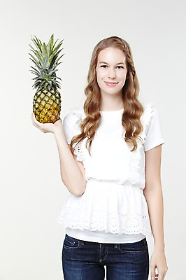 포토 JPG 스튜디오촬영 서양인 외국인 백인 해외기획촬영 긴머리 웰빙 여자 2013년태국 과일 모션 자연 실내 한명 서기 미소 들기 사람 상반신 20대 성인 앞모습 캐주얼 파인애플 여자만 여자한명만 성인여자만 청년만 청년여자만 성인한명만 청년여자한명만 성인여자한명만 성인만 국내포토 1 헤어스타일 옷 뷰포인트 표정 인종 청년 내부 열대과일 생태계 파일형식