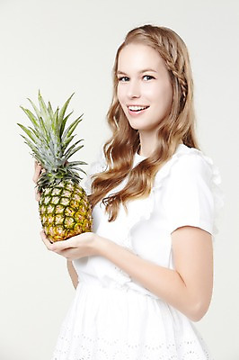 포토 JPG 스튜디오촬영 서양인 외국인 백인 해외기획촬영 긴머리 웰빙 여자 2013년태국 과일 모션 자연 실내 한명 서기 미소 들기 사람 상반신 20대 성인 옆모습 캐주얼 파인애플 여자만 여자한명만 성인여자만 청년만 청년여자만 성인한명만 청년여자한명만 성인여자한명만 성인만 국내포토 1 헤어스타일 옷 뷰포인트 표정 인종 청년 내부 열대과일 생태계 파일형식