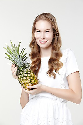 포토 JPG 스튜디오촬영 서양인 외국인 백인 해외기획촬영 긴머리 웰빙 여자 2013년태국 과일 모션 자연 실내 한명 서기 미소 들기 사람 상반신 20대 성인 앞모습 캐주얼 파인애플 여자만 여자한명만 성인여자만 청년만 청년여자만 성인한명만 청년여자한명만 성인여자한명만 성인만 국내포토 1 헤어스타일 옷 뷰포인트 표정 인종 청년 내부 열대과일 생태계 파일형식