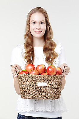 포토 JPG 스튜디오촬영 서양인 외국인 백인 해외기획촬영 긴머리 웰빙 여자 2013년태국 과일 모션 자연 실내 한명 서기 미소 들기 사람 상반신 20대 성인 앞모습 캐주얼 바구니 사과 사과바구니 여자만 여자한명만 성인여자만 청년만 청년여자만 성인한명만 청년여자한명만 성인여자한명만 성인만 국내포토 1 헤어스타일 옷 뷰포인트 표정 인종 청년 내부 생태계 파일형식