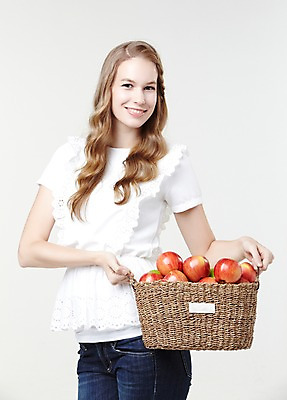 포토 JPG 스튜디오촬영 서양인 외국인 백인 해외기획촬영 긴머리 웰빙 여자 2013년태국 과일 모션 자연 실내 한명 서기 미소 들기 사람 상반신 20대 성인 앞모습 캐주얼 바구니 사과 사과바구니 여자만 여자한명만 성인여자만 청년만 청년여자만 성인한명만 청년여자한명만 성인여자한명만 성인만 국내포토 1 헤어스타일 옷 뷰포인트 표정 인종 청년 내부 생태계 파일형식