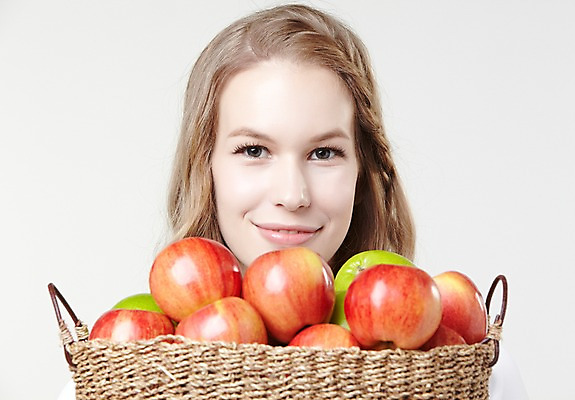 포토 JPG 스튜디오촬영 서양인 외국인 백인 해외기획촬영 긴머리 웰빙 여자 2013년태국 과일 모션 자연 실내 한명 서기 미소 들기 사람 상반신 20대 성인 앞모습 캐주얼 바구니 사과 사과바구니 여자만 여자한명만 성인여자만 청년만 청년여자만 성인한명만 청년여자한명만 성인여자한명만 성인만 국내포토 1 헤어스타일 옷 뷰포인트 표정 인종 청년 내부 생태계 파일형식