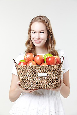 포토 JPG 스튜디오촬영 서양인 외국인 백인 해외기획촬영 긴머리 웰빙 여자 2013년태국 과일 모션 자연 실내 한명 서기 미소 들기 사람 상반신 20대 성인 앞모습 캐주얼 바구니 사과 사과바구니 여자만 여자한명만 성인여자만 청년만 청년여자만 성인한명만 청년여자한명만 성인여자한명만 성인만 국내포토 1 헤어스타일 옷 뷰포인트 표정 인종 청년 내부 생태계 파일형식