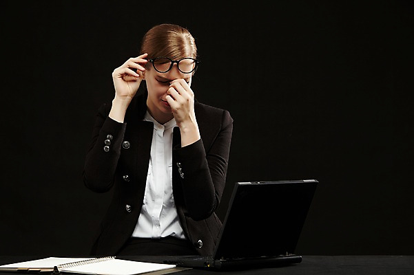 포토 JPG 스튜디오촬영 서양인 외국인 백인 해외기획촬영 여자 안경 2013년태국 컬러 비즈니스 모션 탁자 스트레스 실내 한명 사람 앉기 정장 손짓 상반신 20대 성인 앞모습 노트북 손들기 다이어리 검은색 분노 짜증 비즈니스우먼 찡그림 불안 괴로움 두통 불쾌함 여자만 여자한명만 성인여자만 청년만 청년여자만 성인한명만 청년여자한명만 성인여자한명만 성인만 국내포토 1 잡화 옷 감정 뷰포인트 가구 표정 인종 청년 내부 전자제품 사무용품 직장인 질병 파일형식