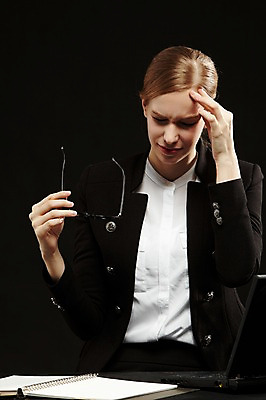 포토 JPG 스튜디오촬영 서양인 외국인 백인 해외기획촬영 여자 안경 2013년태국 컬러 비즈니스 모션 탁자 스트레스 실내 한명 사람 앉기 정장 손짓 상반신 20대 성인 앞모습 노트북 손들기 다이어리 검은색 분노 짜증 비즈니스우먼 찡그림 불안 괴로움 두통 불쾌함 여자만 여자한명만 성인여자만 청년만 청년여자만 성인한명만 청년여자한명만 성인여자한명만 성인만 국내포토 1 잡화 옷 감정 뷰포인트 가구 표정 인종 청년 내부 전자제품 사무용품 직장인 질병 파일형식