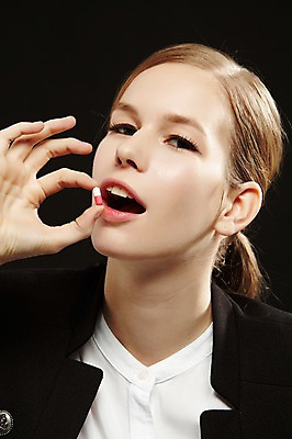 포토 JPG 스튜디오촬영 서양인 외국인 백인 해외기획촬영 여자 2013년태국 컬러 비즈니스 모션 스트레스 실내 한명 들기 사람 정장 손짓 상반신 20대 성인 앞모습 알약 검은색 짜증 비즈니스우먼 먹기 여자만 여자한명만 성인여자만 청년만 청년여자만 성인한명만 청년여자한명만 성인여자한명만 성인만 국내포토 1 옷 감정 뷰포인트 인종 청년 내부 약 직장인 파일형식