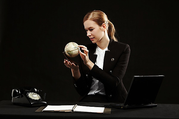 포토 JPG 스튜디오촬영 서양인 외국인 백인 해외기획촬영 여자 2013년태국 컬러 비즈니스 모션 탁자 스트레스 실내 한명 들기 사람 앉기 정장 상반신 20대 성인 앞모습 노트북 지구본 검은색 분노 짜증 비즈니스우먼 불안 전화기 문서 불쾌함 여자만 여자한명만 성인여자만 청년만 청년여자만 성인한명만 청년여자한명만 성인여자한명만 성인만 국내포토 1 옷 감정 뷰포인트 가구 인종 청년 내부 전자제품 직장인 파일형식