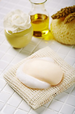 포토 JPG 스튜디오촬영 생활용품 유리병 실내 사람없음 아웃포커스 위생용품 뷰티 거품 욕실 오일 타일 오브젝트 비누 목욕타월 국내포토 음식 병_용기 촬영기법 내부 수건 화장품 파일형식