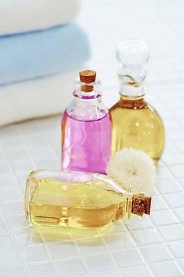 포토 JPG 스튜디오촬영 생활용품 유리병 실내 사람없음 아웃포커스 수건 위생용품 뷰티 욕실 오일 병 타일 오브젝트 국내포토 식기 음식 병_용기 촬영기법 내부 화장품 파일형식