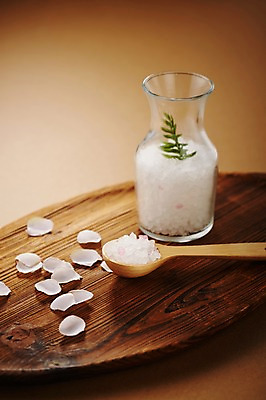 포토 JPG 스튜디오촬영 식물 꽃잎 생활용품 유리병 쟁반 실내 사람없음 위생용품 뷰티 숟가락 미용용품 오브젝트 입욕소금 국내포토 꽃 병_용기 수저 내부 소금 파일형식