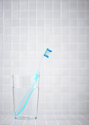 포토 JPG 스튜디오촬영 생활용품 잔 실내 사람없음 아웃포커스 물 위생용품 뷰티 욕실 칫솔 타일 오브젝트 국내포토 자연요소 식기 촬영기법 내부 파일형식