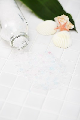 포토 JPG 스튜디오촬영 생활용품 조개 유리병 나뭇잎 실내 사람없음 위생용품 뷰티 타일 오브젝트 입욕소금 국내포토 잎 병_용기 어패류 내부 미용용품 소금 파일형식