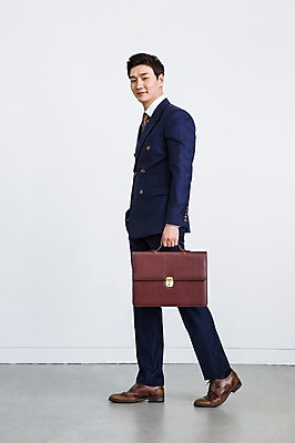 포토 JPG 스튜디오촬영 전신 남자 서류가방 비즈니스 모션 실내 한명 서기 웃음 들기 사람 동양인 정장 20대 성인 옆모습 한국인 비즈니스맨 출근 남자만 남자한명만 성인남자만 청년만 청년남자만 청년남자한명만 성인한명만 성인남자한명만 성인만 국내포토 1 옷 뷰포인트 가방 표정 인종 청년 내부 직장인 출퇴근 파일형식
