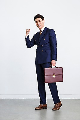 포토 JPG 스튜디오촬영 전신 남자 서류가방 비즈니스 모션 실내 한명 서기 웃음 들기 사람 동양인 정장 손짓 20대 성인 옆모습 파이팅 주먹 한국인 비즈니스맨 출근 남자만 남자한명만 성인남자만 청년만 청년남자만 청년남자한명만 성인한명만 성인남자한명만 성인만 국내포토 1 옷 뷰포인트 가방 표정 인종 청년 내부 직장인 출퇴근 파일형식