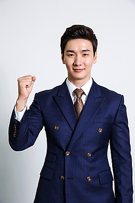 포토 JPG 스튜디오촬영 남자 비즈니스 모션 실내 한명 웃음 사람 동양인 정장 손짓 상반신 20대 성인 앞모습 파이팅 주먹 한국인 비즈니스맨 남자만 남자한명만 성인남자만 청년만 청년남자만 청년남자한명만 성인한명만 성인남자한명만 성인만 국내포토 1 옷 뷰포인트 표정 인종 청년 내부 직장인 파일형식