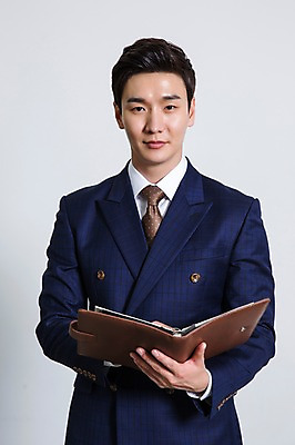 포토 JPG 스튜디오촬영 남자 비즈니스 모션 실내 한명 들기 사람 동양인 정장 상반신 20대 성인 앞모습 다이어리 한국인 비즈니스맨 남자만 남자한명만 성인남자만 청년만 청년남자만 청년남자한명만 성인한명만 성인남자한명만 성인만 국내포토 1 옷 뷰포인트 인종 청년 내부 사무용품 직장인 파일형식