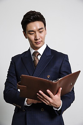 포토 JPG 스튜디오촬영 남자 비즈니스 모션 실내 한명 들기 사람 동양인 정장 상반신 20대 성인 앞모습 다이어리 한국인 비즈니스맨 남자만 남자한명만 성인남자만 청년만 청년남자만 청년남자한명만 성인한명만 성인남자한명만 성인만 국내포토 1 옷 뷰포인트 인종 청년 내부 사무용품 직장인 파일형식