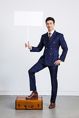 포토 JPG 스튜디오촬영 전신 남자 허리손 가방 비즈니스 모션 안내 프레임 실내 한명 서기 들기 사람 동양인 정장 20대 성인 앞모습 여행가방 팻말 한국인 비즈니스맨 알림 남자만 남자한명만 성인남자만 청년만 청년남자만 청년남자한명만 성인한명만 성인남자한명만 성인만 국내포토 1 잡화 옷 뷰포인트 포즈 인종 청년 내부 직장인 파일형식
