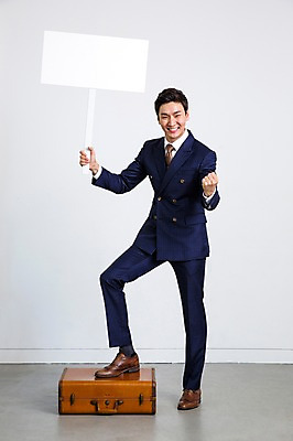 포토 JPG 스튜디오촬영 전신 남자 가방 비즈니스 모션 안내 프레임 실내 한명 서기 웃음 들기 사람 동양인 정장 손짓 20대 성인 앞모습 여행가방 파이팅 주먹 팻말 한국인 비즈니스맨 알림 남자만 남자한명만 성인남자만 청년만 청년남자만 청년남자한명만 성인한명만 성인남자한명만 성인만 국내포토 1 잡화 옷 뷰포인트 표정 인종 청년 내부 직장인 파일형식