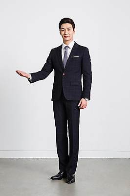 포토 JPG 스튜디오촬영 전신 남자 비즈니스 모션 안내 실내 한명 서기 사람 동양인 정장 손짓 20대 성인 앞모습 한국인 비즈니스맨 남자만 남자한명만 성인남자만 청년만 청년남자만 청년남자한명만 성인한명만 성인남자한명만 성인만 국내포토 1 옷 뷰포인트 인종 청년 내부 직장인 파일형식