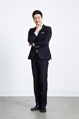 포토 JPG 스튜디오촬영 전신 남자 비즈니스 모션 실내 한명 서기 웃음 사람 동양인 정장 20대 성인 앞모습 턱괴기 한국인 비즈니스맨 남자만 남자한명만 성인남자만 청년만 청년남자만 청년남자한명만 성인한명만 성인남자한명만 성인만 국내포토 1 옷 뷰포인트 표정 인종 청년 내부 직장인 파일형식