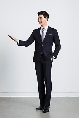 포토 JPG 스튜디오촬영 전신 남자 비즈니스 모션 안내 실내 한명 서기 사람 동양인 정장 손짓 20대 성인 앞모습 한국인 비즈니스맨 주머니손 남자만 남자한명만 성인남자만 청년만 청년남자만 청년남자한명만 성인한명만 성인남자한명만 성인만 국내포토 1 옷 뷰포인트 인종 청년 내부 직장인 파일형식