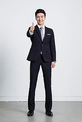 포토 JPG 스튜디오촬영 전신 남자 비즈니스 모션 실내 한명 서기 웃음 사람 동양인 정장 손짓 20대 성인 앞모습 한국인 엄지손가락 최고 비즈니스맨 남자만 남자한명만 성인남자만 청년만 청년남자만 청년남자한명만 성인한명만 성인남자한명만 성인만 국내포토 1 옷 뷰포인트 손가락 표정 인종 청년 내부 직장인 파일형식