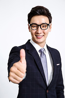 포토 JPG 스튜디오촬영 남자 안경 비즈니스 모션 실내 한명 웃음 사람 동양인 정장 손짓 상반신 20대 성인 앞모습 아웃포커스 한국인 엄지손가락 최고 비즈니스맨 남자만 남자한명만 성인남자만 청년만 청년남자만 청년남자한명만 성인한명만 성인남자한명만 성인만 안경낌 국내포토 1 잡화 옷 뷰포인트 손가락 촬영기법 표정 인종 청년 내부 직장인 파일형식