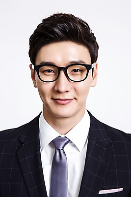 포토 JPG 스튜디오촬영 남자 안경 비즈니스 실내 표정 한명 웃음 사람 동양인 정장 상반신 20대 성인 앞모습 한국인 비즈니스맨 남자만 남자한명만 성인남자만 청년만 청년남자만 청년남자한명만 성인한명만 성인남자한명만 성인만 안경낌 국내포토 1 잡화 옷 뷰포인트 인종 청년 내부 직장인 파일형식