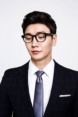 포토 JPG 스튜디오촬영 남자 안경 비즈니스 실내 무표정 한명 사람 동양인 정장 상반신 20대 성인 앞모습 한국인 비즈니스맨 남자만 남자한명만 성인남자만 청년만 청년남자만 청년남자한명만 성인한명만 성인남자한명만 성인만 안경낌 국내포토 1 잡화 옷 감정 뷰포인트 표정 인종 청년 내부 직장인 파일형식