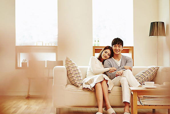 포토 JPG 커플 여자 남자 행복 여유 쿠션 탁자 휴식 함께함 실내 웃음 사람 앉기 동양인 상반신 20대 성인 두명 앞모습 소파 기댐 다정 한국인 스탠드 청년만 성인만 국내포토 감정 뷰포인트 가구 컨셉 의자 관계 모션 조명 표정 인종 청년 내부 파일형식